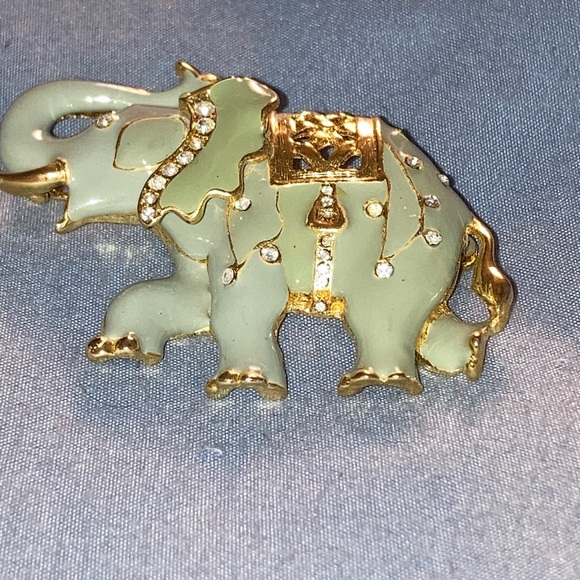 Jewelry - Vintage Gold Tone and Green Elephant Brooch/Pendant